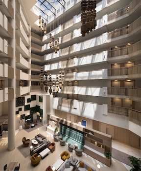 Hotel entrance and lobby at Hilton Santa Monica Hotel & Suites