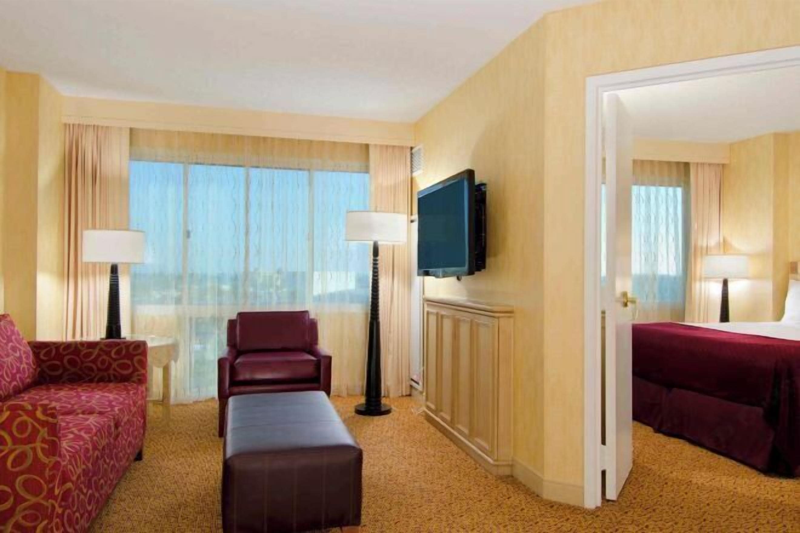 1 多间卧室、高档床上用品、客房内保险箱、办公桌