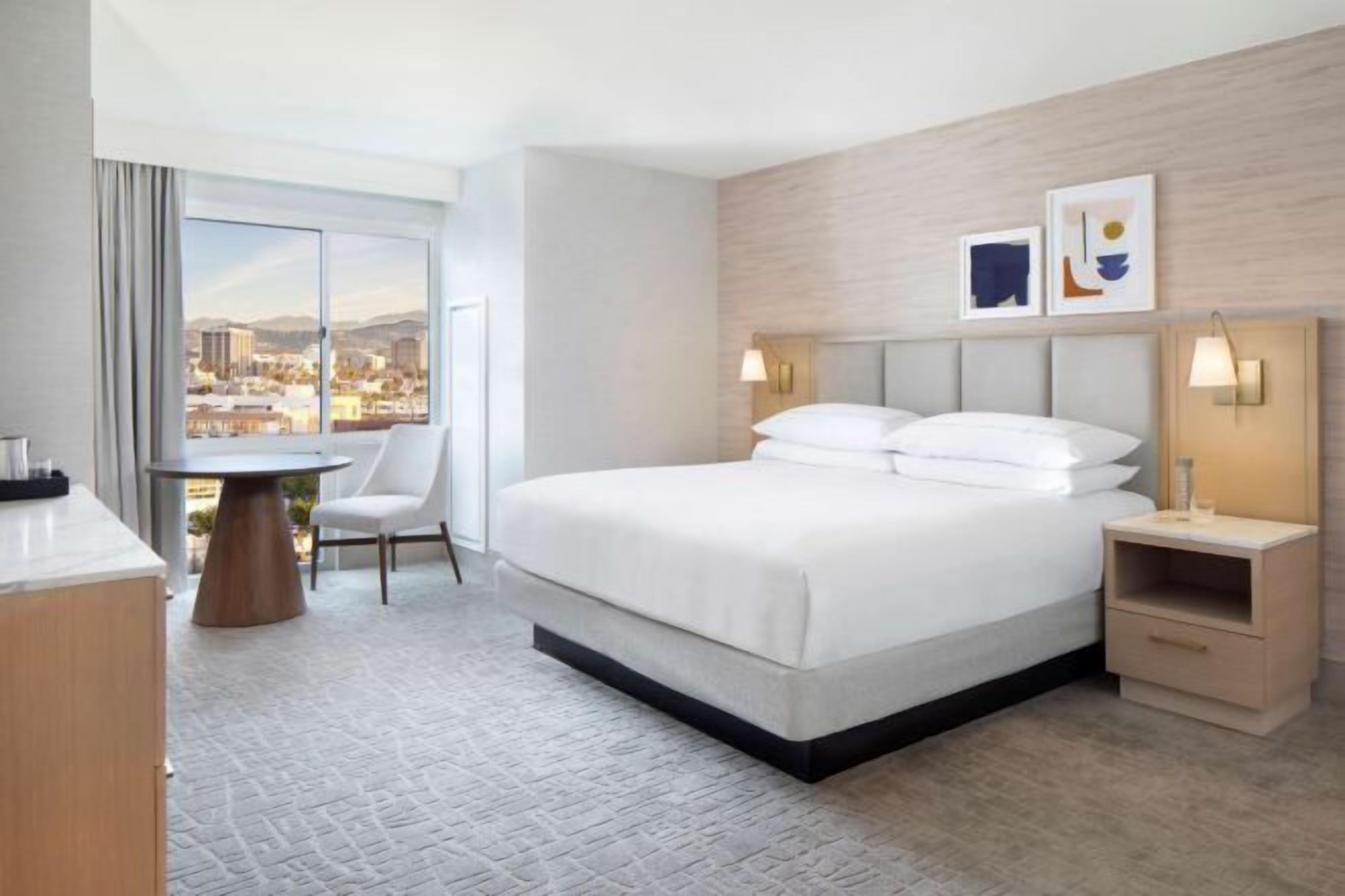 1 多间卧室、高档床上用品、客房内保险箱、办公桌