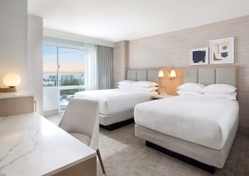 1 bedroom, premium bedding, in-room safe, desk at Hilton Santa Monica Hotel & Suites