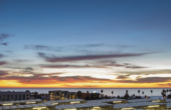 Beach nearby, white sand, free beach shuttle