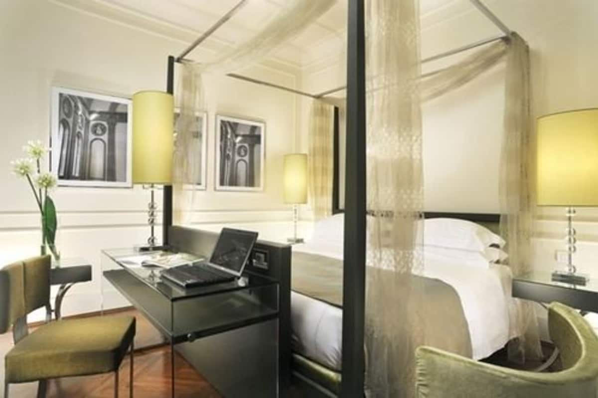 Luxe beddengoed, donzen dekbedden, een minibar, een kluis op de kamer