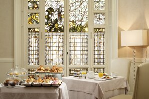 Daily full breakfast (EUR 25 per person)