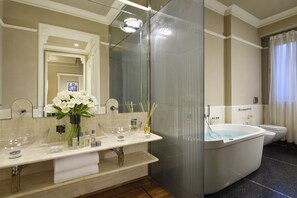 Suite - 1 soveværelse | Badeværelse | Designertoiletartikler, hårtørrer, bidet, håndklæder