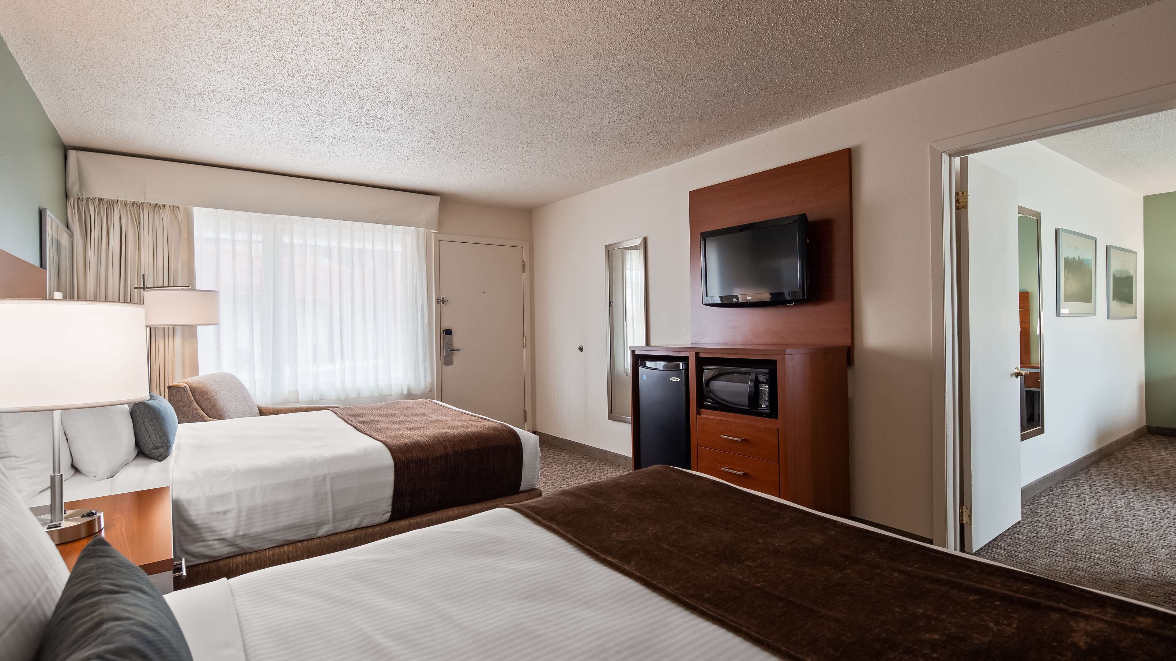 suite, multiple beds, refrigerator & microwave | hypo-allergenic bedding, individually decorated, individually furnished