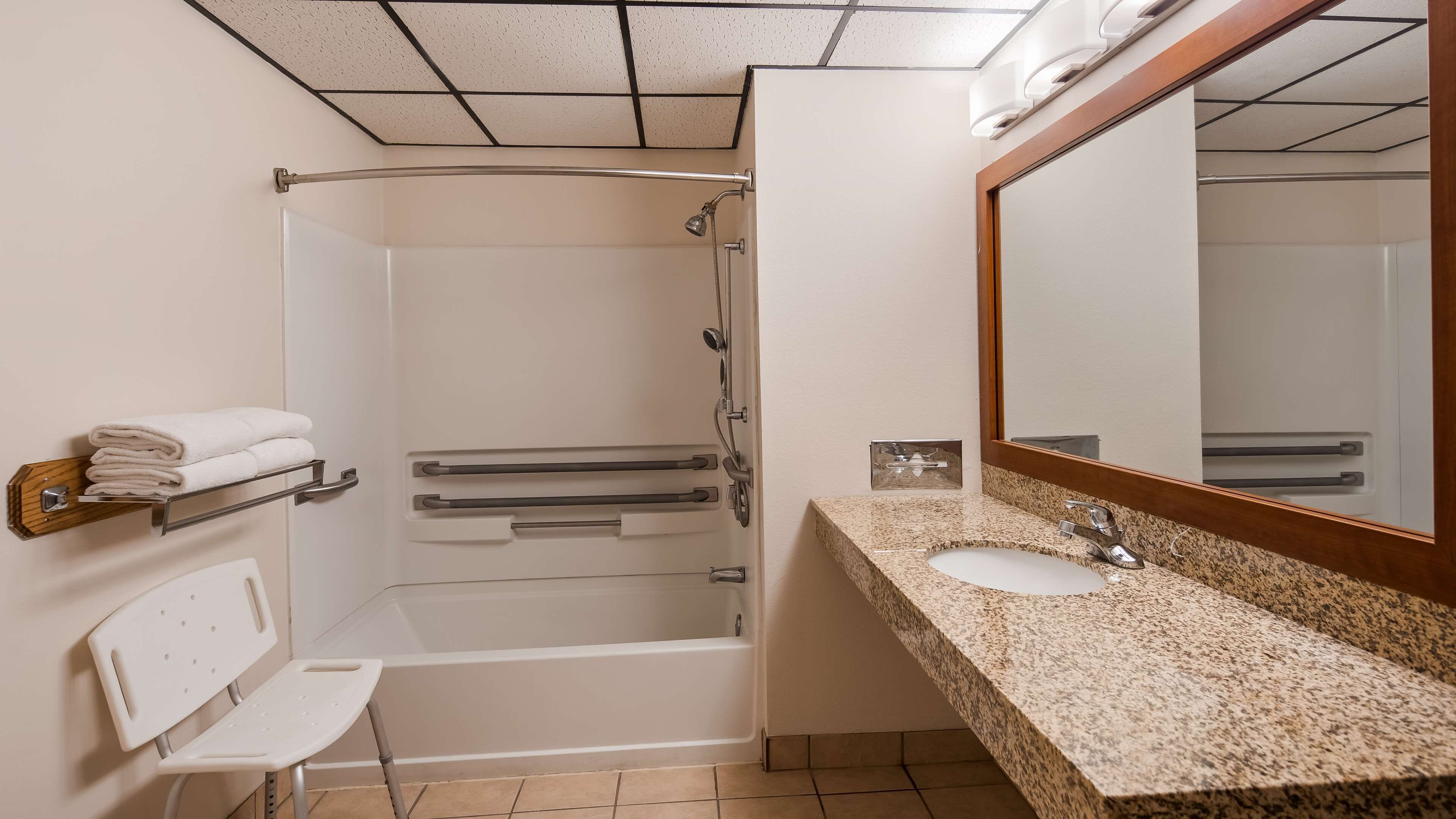 combined shower/bathtub, eco-friendly toiletries, hair dryer, towels