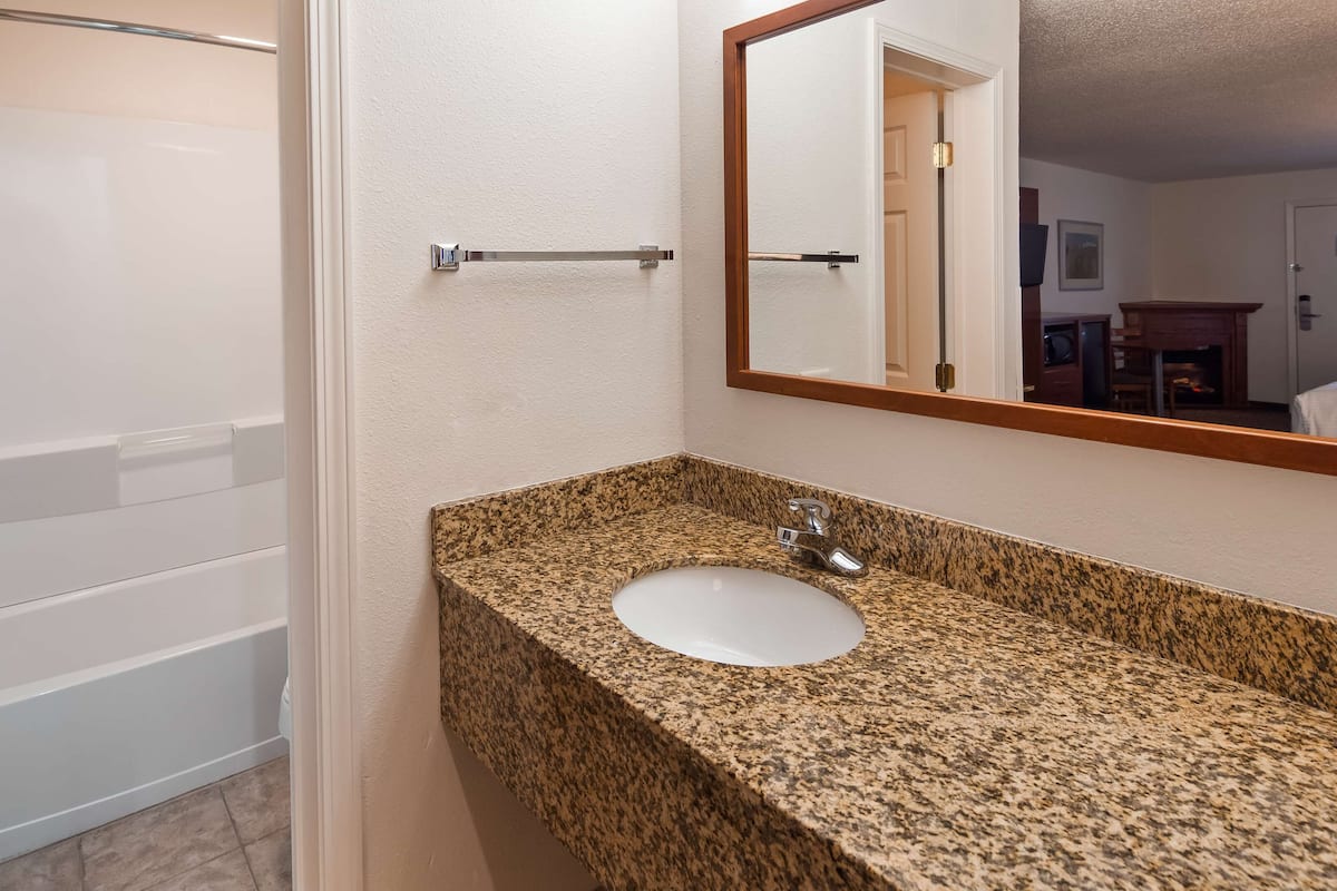 combined shower/bathtub, eco-friendly toiletries, hair dryer, towels