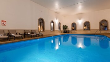 Indoor pool, sun loungers