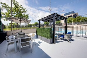 Outdoor pool, open 9:00 AM to 10:00 PM, pool loungers