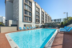 Piscine extérieure, chaises longues
