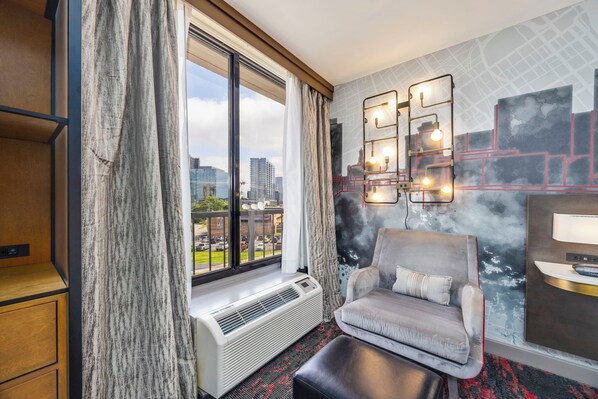 Standard Room, 1 King Bed, Non Smoking, Refrigerator & Microwave (with Sofabed) | In-room safe, desk, laptop workspace, blackout curtains - Best Western Downtown Plus Music Row (Nashville)