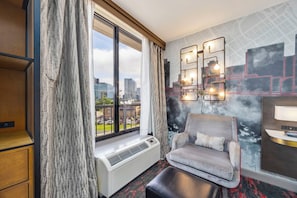 Habitación estándar, 1 cama de matrimonio grande, no fumadores (with Sofabed) | Caja fuerte, escritorio, espacio para trabajar con un portátil