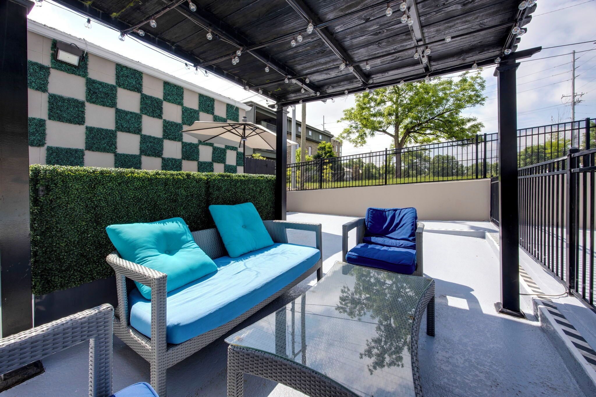 outdoor pool, open 9:00 am to 10:00 pm, pool loungers