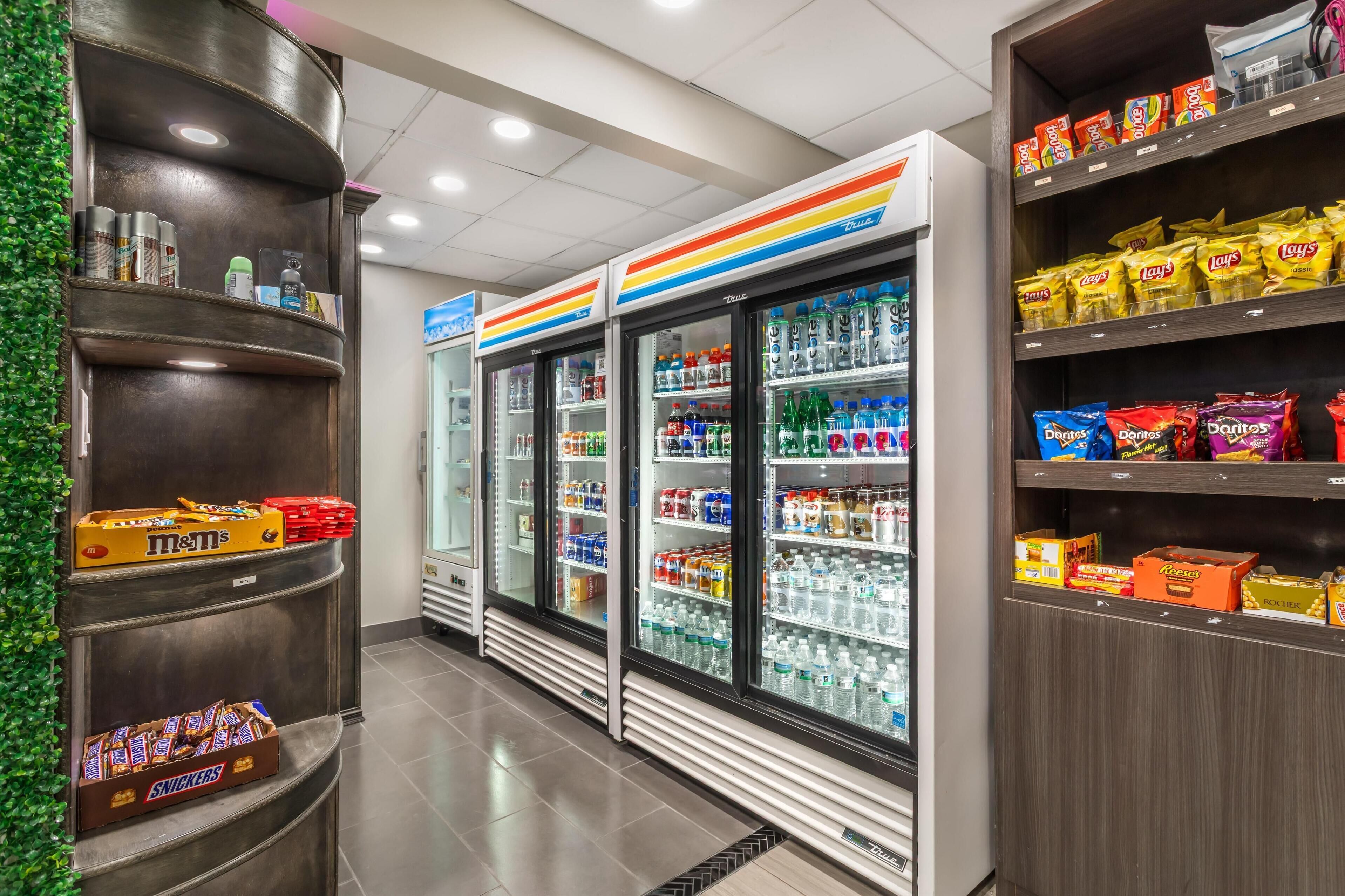 Un expositor refrigerado con aperitivos y bebidas.