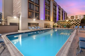 Piscina externa, funciona das 9h às 22h, espreguiçadeiras