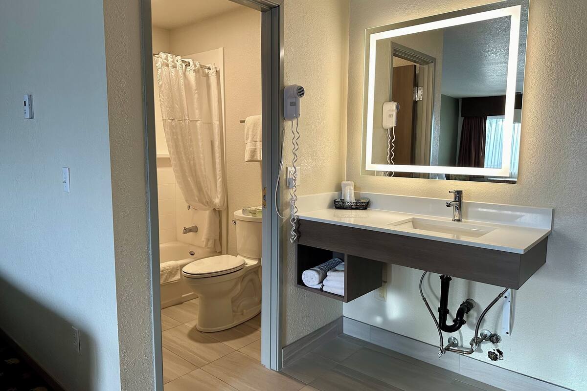 combined shower/bathtub, hair dryer, towels