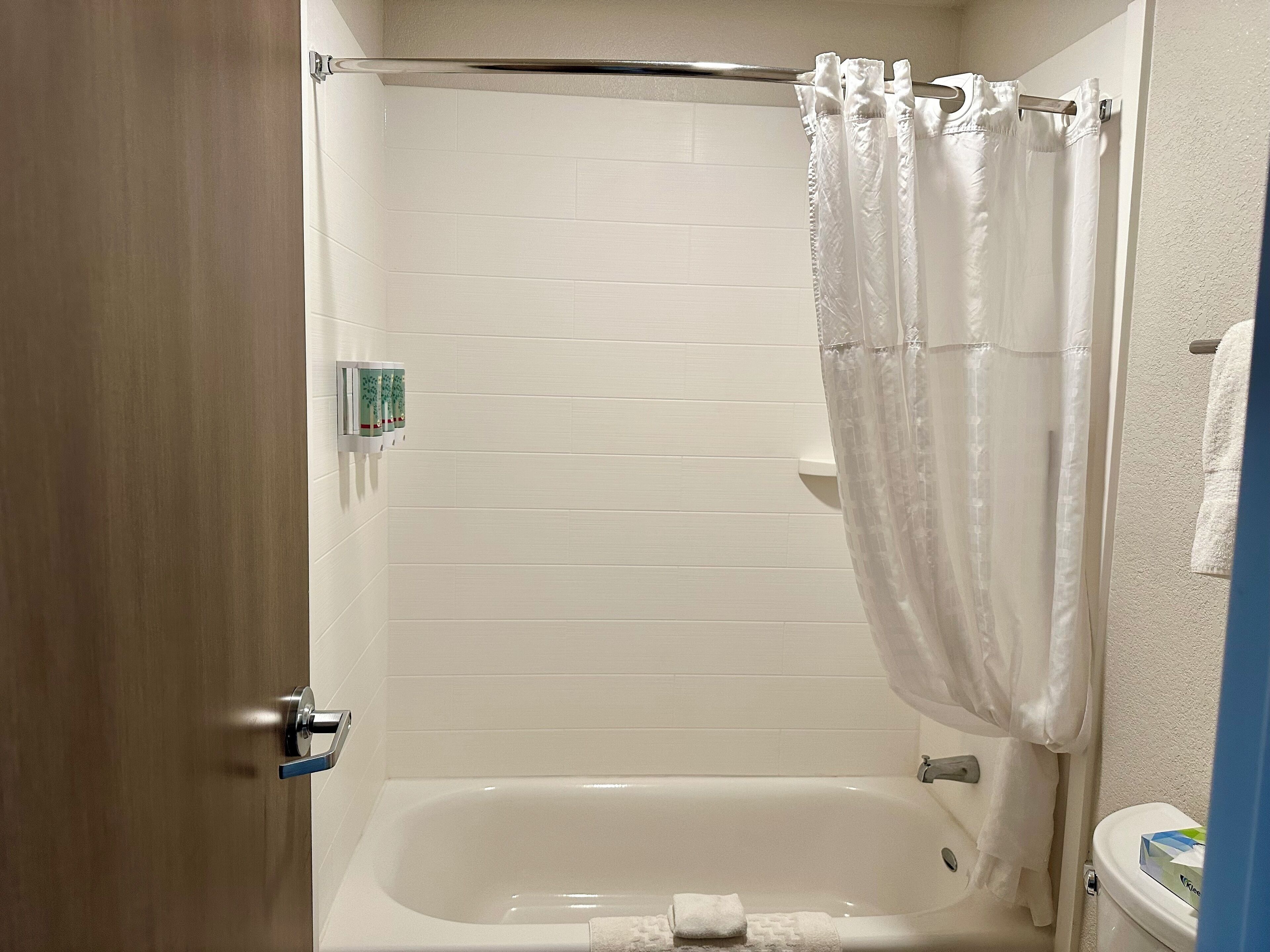 combined shower/bathtub, hair dryer, towels