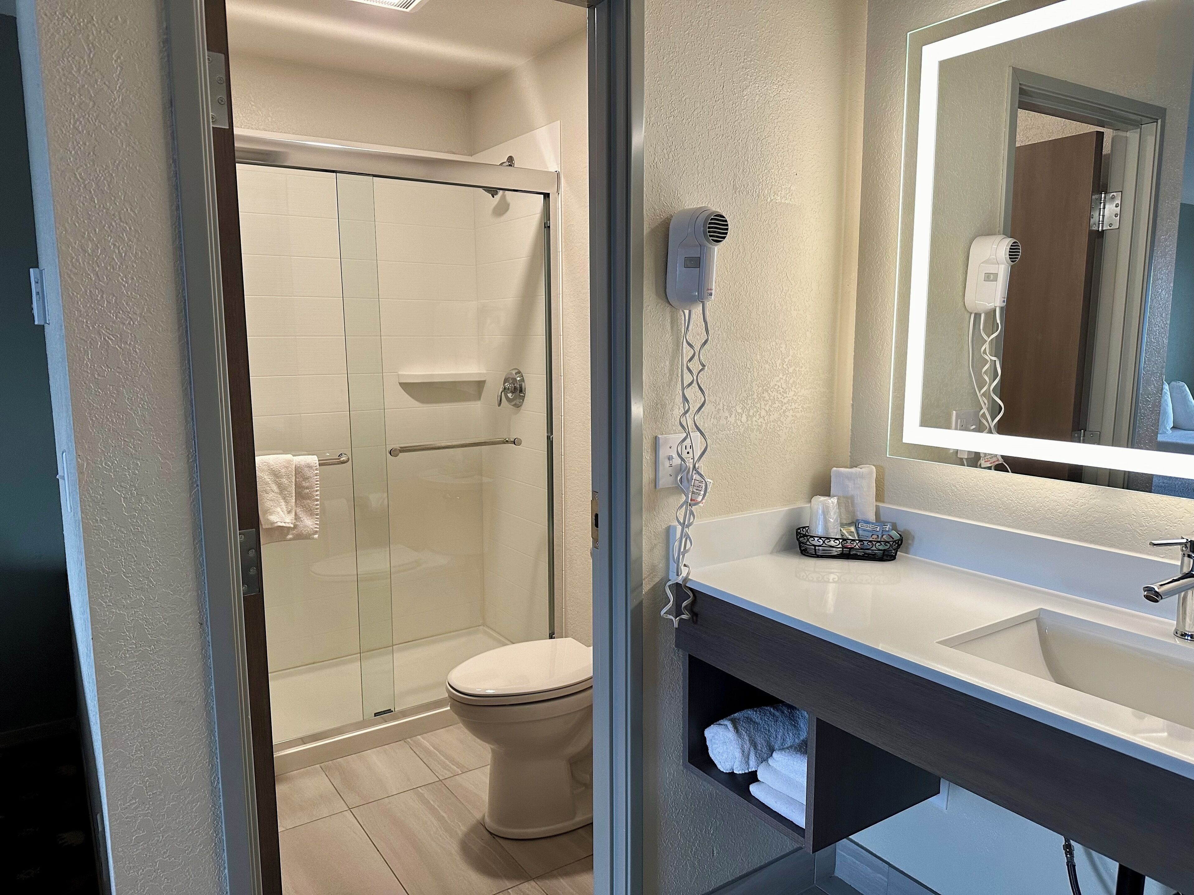 combined shower/bathtub, hair dryer, towels