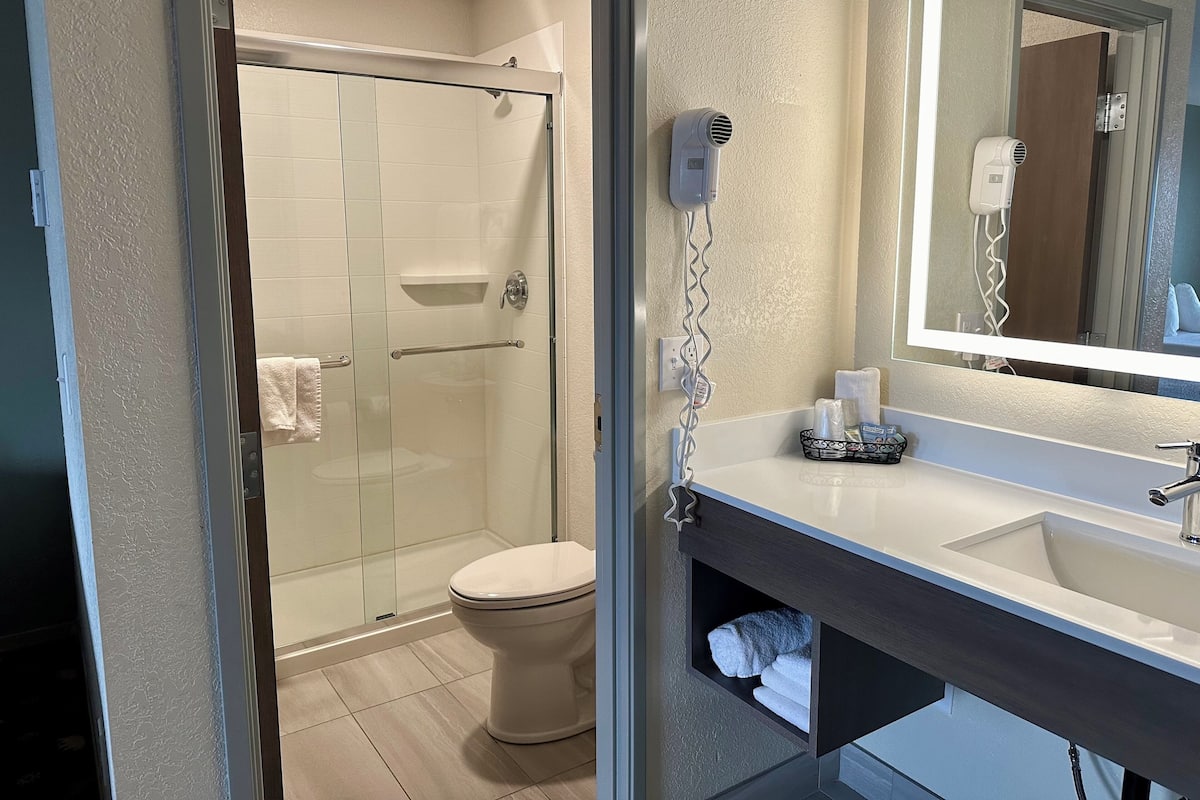 Combined shower/tub, hair dryer, towels