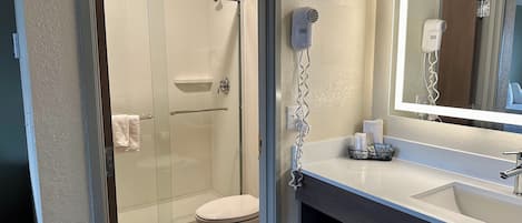 Ensemble douche/baignoire, sĂšche-cheveux, serviettes fournies