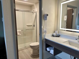 Combined shower/tub, hair dryer, towels