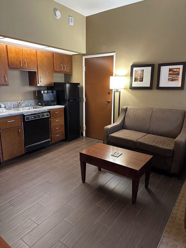 42-inch flat-screen TV with digital channels, TV - Tollgate Inn (Naples)