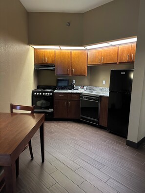 Studio, 1 King Bed, Non Smoking, Kitchenette | Private kitchen | Coffee/tea maker