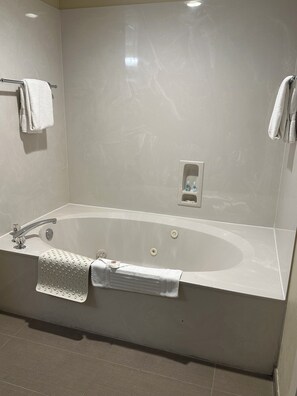 Studio Suite, Non Smoking | Bilik Mandi | Gabungan pancuran/tab mandi, pengering rambut, tuala disediakan, sabun 