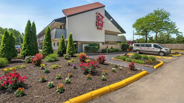 A Red Roof Inn with a modern design, landscaped garden, and a parking area. - Red Roof Inn Chicago - Joliet (Joliet)