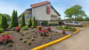 A Red Roof Inn with a modern design, landscaped garden, and a parking area. - Red Roof Inn Chicago - Joliet (Joliet)