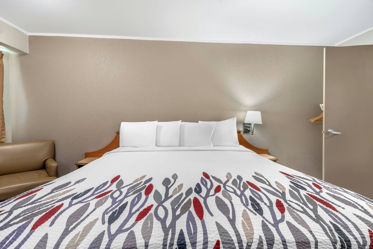 Deluxe Room, 1 King Bed, Accessible (Smoke Free) | Desk, blackout drapes, iron/ironing board (on request), WiFi (free)