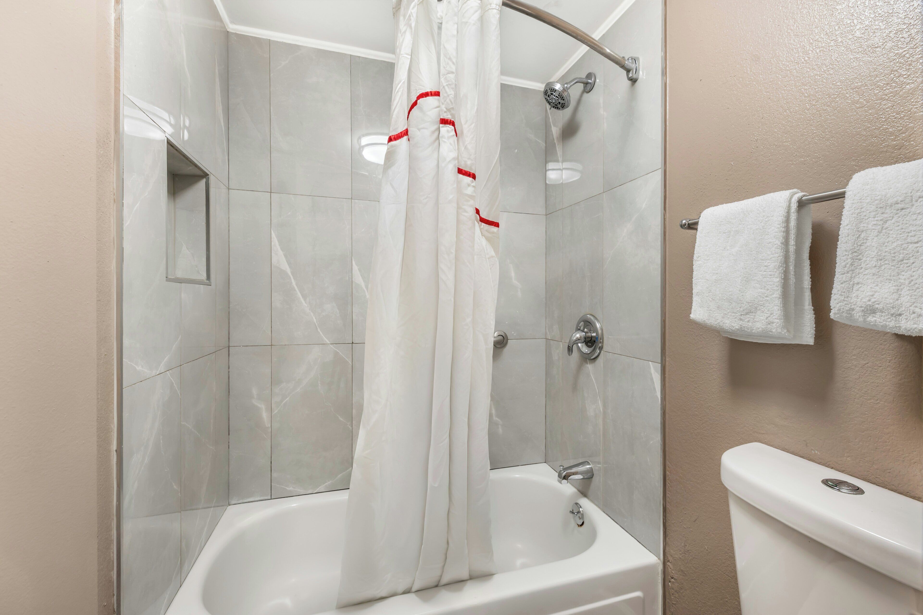 Combined shower/tub, free toiletries, towels