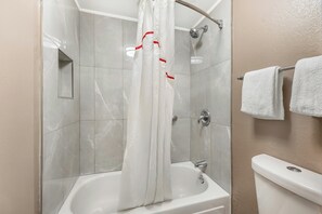 Combined shower/tub, free toiletries, towels