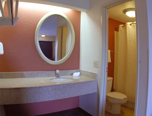 Ensemble douche/baignoire, articles de toilette gratuits