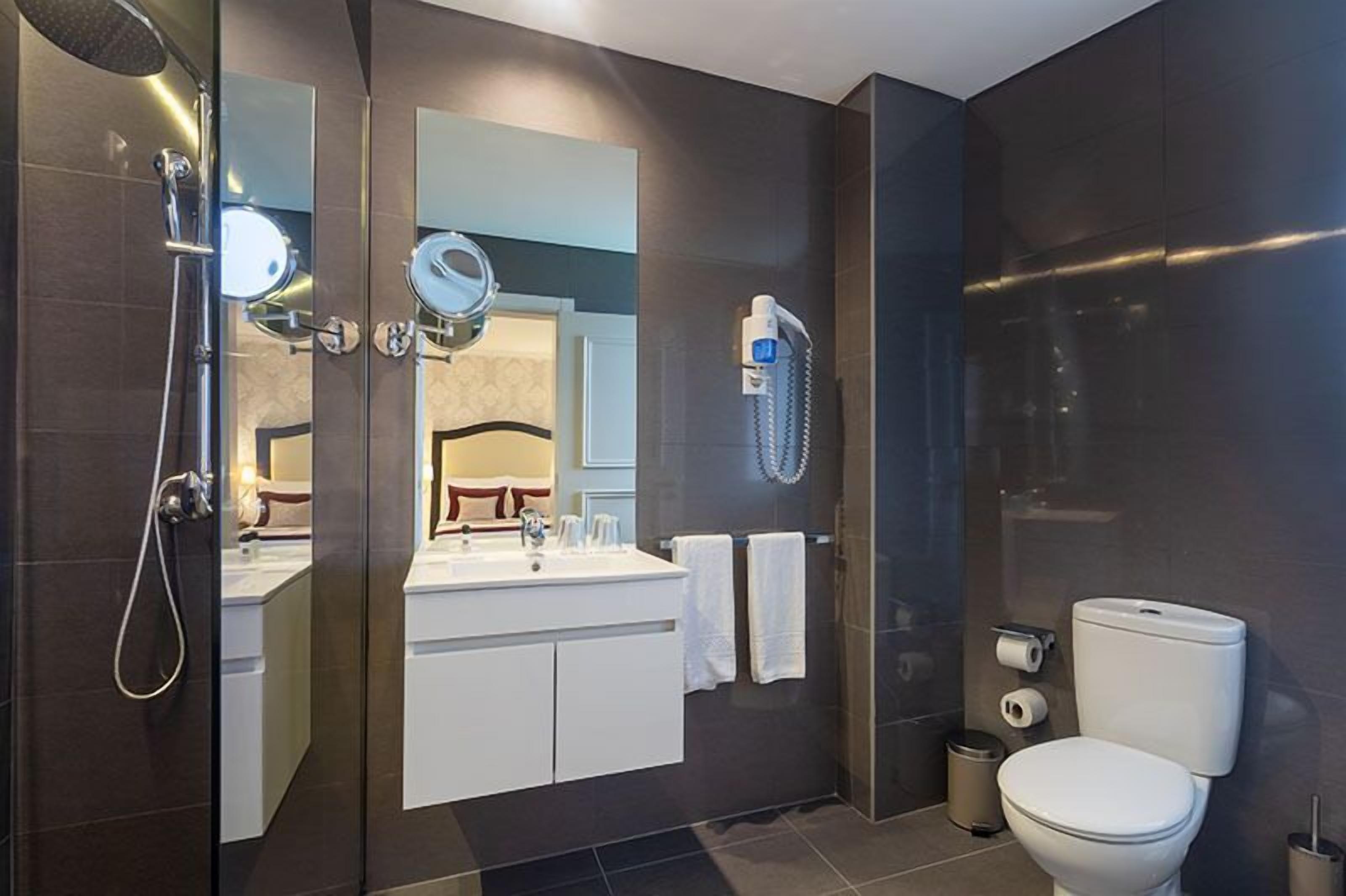 junior suite | bathroom amenities | eco-friendly toiletries, towels