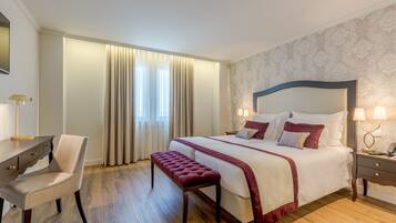 Double or Twin Room | Minibar, in-room safe, soundproofing, free WiFi