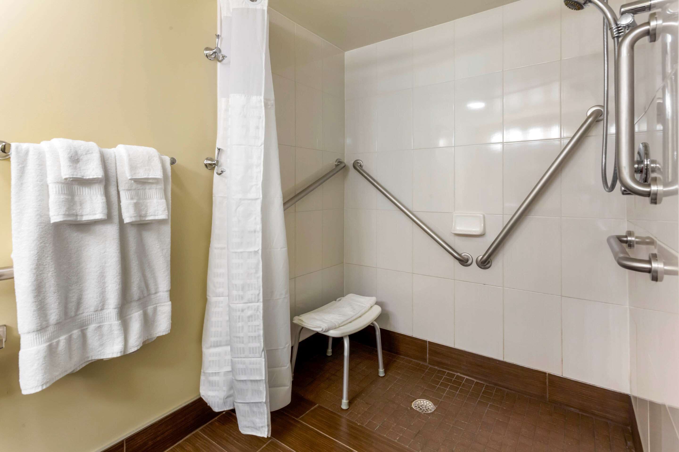combined shower/bathtub, hair dryer, towels