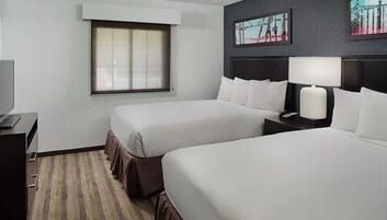 办公桌、笔记本电脑工作区、熨斗/熨衣板、免费婴儿床