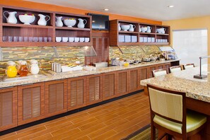 Café da manhã com buffet grátis todos os dias