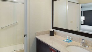 Articles de toilette (gratuits), séchoir à cheveux, serviettes fournies