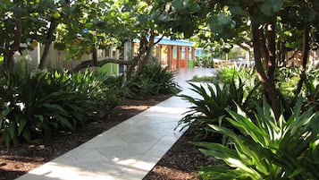 2 piscinas al aire libre, camas de piscina gratis, sombrillas