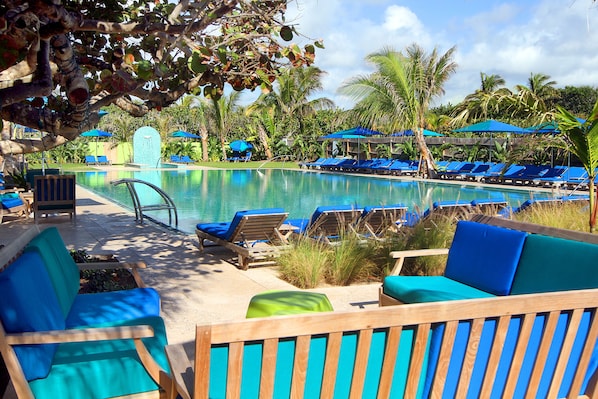 2 piscines extérieures, cabanons gratuits, parasols de plage