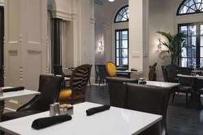 Serveert ontbijt en brunch