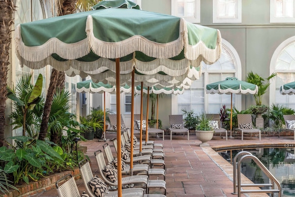 Utendørsbasseng, bassengtelt (inkludert) og bassengparasoller