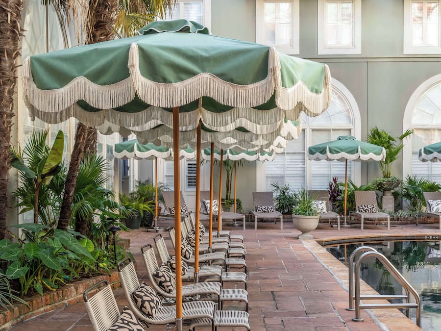 Een buitenzwembad, gratis zwembadcabana's, parasols voor strand/zwembad