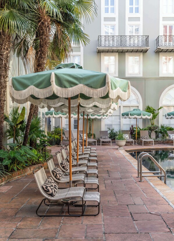 Outdoor pool, free cabanas, pool umbrellas - Bourbon Orleans Hotel (New Orleans)