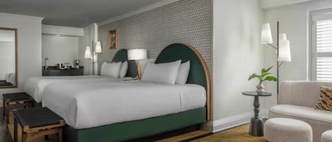 Una habitación de hotel con una cama grande, un sofá, un escritorio y una mesita.