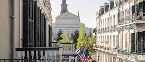 Suite, 1 King Bed with Sofa bed, Balcony (Loft Suite King with Large Balcony) | City view