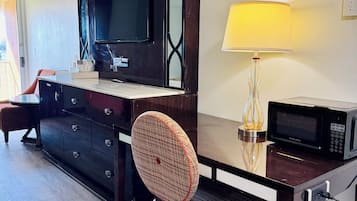 Phòng Tiêu chuẩn, 1 giường cỡ king, phù hợp cho người khuyết tật, hút thuốc (1st Floor) | Bộ trải giường bằng vải cotton Ai Cập, bộ đồ giường cao cấp