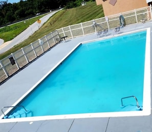 Piscine extérieure en saison